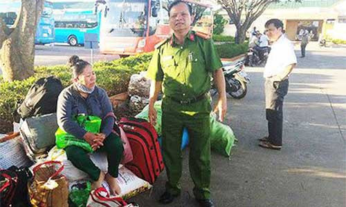 Công an mời hành khách tường thuật vụ việc.