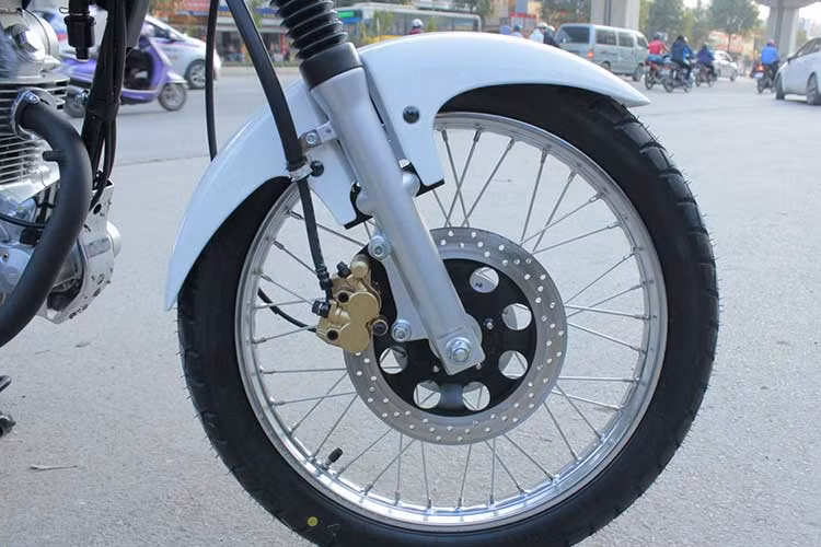 Hệ thống khung sườn của xe làm bằng ống thép đơn, kèm trọng lượng khô là 118 kg, chiều cao yên vừa phải phù hợp với đa dạng người dùng tại Việt Nam. Phuộc trước sử dụng kiểu ống lồng được bảo vệ bằng ống cao su ruột gà tăng thêm dáng dấp Classic cho xe.