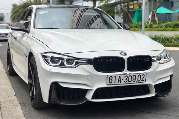 BMW 330i hiện nay còn khá hiếm hàng trên thị trường Việt Nam do phiên bản 320i phổ biến hơn nhờ giá bán rẻ hơn. Giá xe BMW 330i khi ra mắt được công bố 1,77 tỷ đồng cho xe nguyên bản, cạnh tranh trực tiếp với "đối thủ đồng hương" là Mercedes-Benz C300 AMG. 