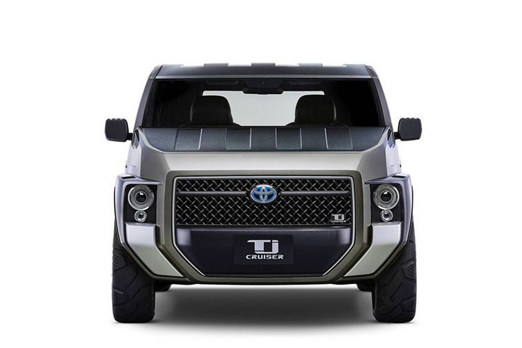 Về cơ bản, Toyota TJ Cruiser là sự kết hợp giữa khả năng thích ứng đa địa hình của một chiếc SUV và không gian nội thất rộng rãi, linh hoạt của xe van. Điều này thể hiện rõ qua thiết kế hình hộp độc đáo của chiếc xe.