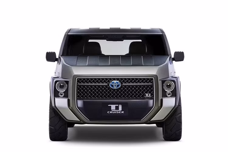 Về cơ bản, Toyota TJ Cruiser là sự kết hợp giữa khả năng thích ứng đa địa hình của một chiếc SUV và không gian nội thất rộng rãi, linh hoạt của xe van. Điều này thể hiện rõ qua thiết kế hình hộp độc đáo của chiếc xe.