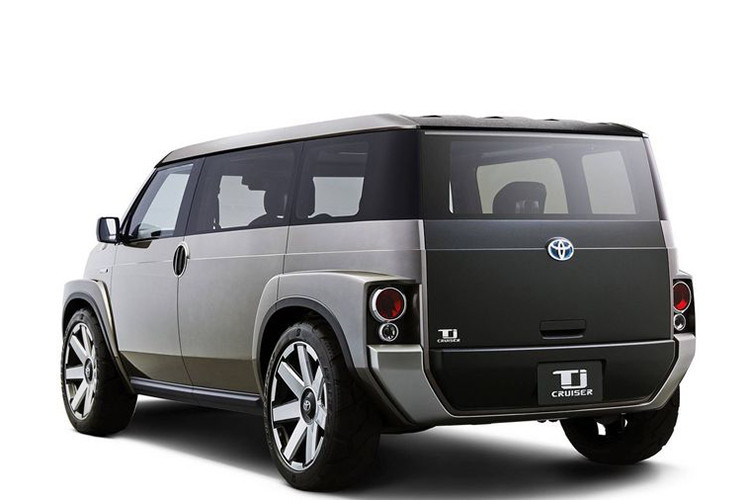 Với tập hợp của các bề mặt phẳng và góc cạnh vuông vức, thiết kế của Toyota TJ Cruiser 2020 mới khiến người dùng gợi nhớ về những mẫu xe quân sự trong Chiến tranh thế giới thứ II trong khi có "phom" thân xe tương tự như một chiếc xe van.