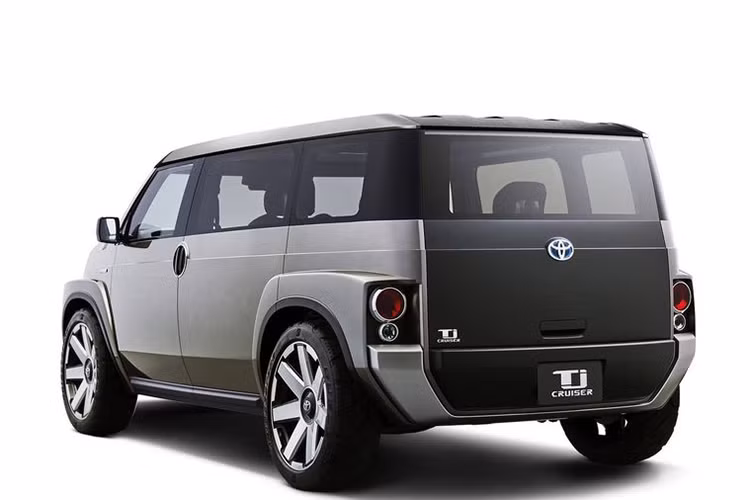 Với tập hợp của các bề mặt phẳng và góc cạnh vuông vức, thiết kế của Toyota TJ Cruiser 2020 mới khiến người dùng gợi nhớ về những mẫu xe quân sự trong Chiến tranh thế giới thứ II trong khi có "phom" thân xe tương tự như một chiếc xe van.