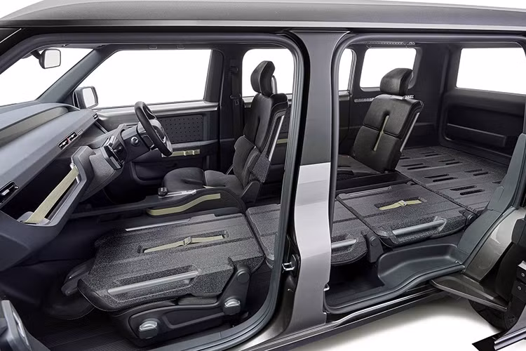 Mang phong cách SUV, TJ Cruiser được phủ lớp chống xước đặc biệt trên nắp khoang động cơ, mui xe và các hốc vòm bánh. Chiếc xe cũng có bộ mâm 20 inch kèm bộ lốp gai lớn, hệ thống treo vững chắc và có khoảng hành trình lớn để dễ dàng vượt qua những địa hình.