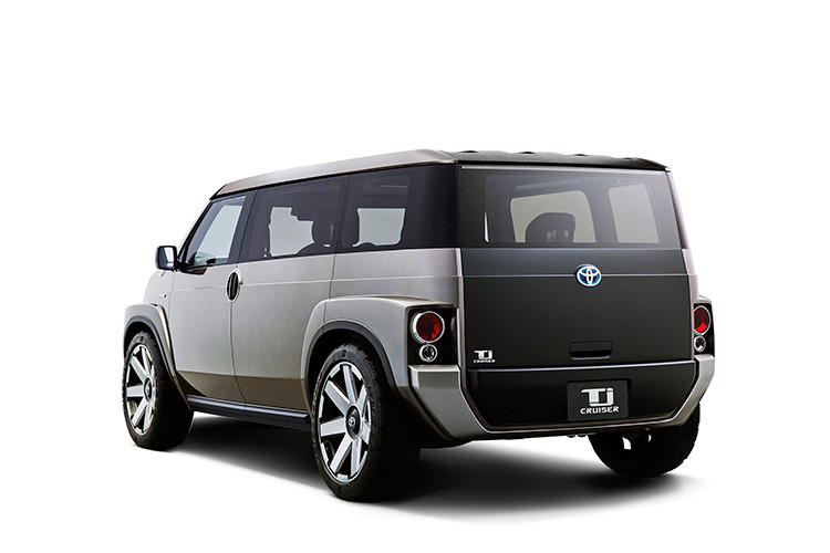 Tuy nhiên, về trang bị động cơ, Toyota vẫn giữ kín các thông số kỹ thuật cho dịp ra mắt tại triển lãm sắp tới, dù cũng hé lộ chút ít thông tin khi cho biết TJ Cruiser sẽ có nhiều lựa chọn trang bị động cơ, trong đó chắc chắn có một động cơ hybrid (động cơ xăng 2.0L kết hợp với mô tơ điện) và hệ dẫn động 4 bánh. 