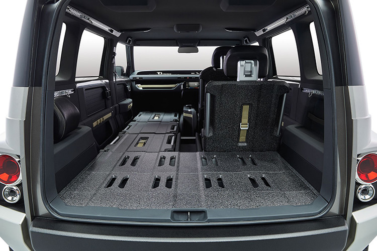 Bảng táp-lô có màn hình thông tin chạy ngang với chiều dài lớn, đồng thời chiếc xe vẫn được tích hợp màn hình cảm ứng của hệ thống giải trí bên dưới. Ngoài ra, chiếc xe này còn được trang bị bộ ghế với khả năng gập phẳng hoàn toàn, đồng thời mỗi lưng ghế và sàn xe đều có những hốc và dây đai an toàn khác nhau - giúp chiếc xe có thể chở những vật dụng dài tới 3 mét hay chằng buộc dễ dàng hơn nhiều loại hành lý lớn.