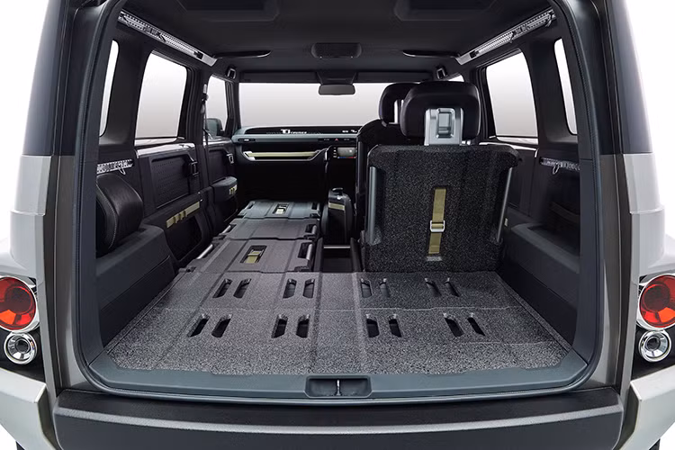 Bảng táp-lô có màn hình thông tin chạy ngang với chiều dài lớn, đồng thời chiếc xe vẫn được tích hợp màn hình cảm ứng của hệ thống giải trí bên dưới. Ngoài ra, chiếc xe này còn được trang bị bộ ghế với khả năng gập phẳng hoàn toàn, đồng thời mỗi lưng ghế và sàn xe đều có những hốc và dây đai an toàn khác nhau - giúp chiếc xe có thể chở những vật dụng dài tới 3 mét hay chằng buộc dễ dàng hơn nhiều loại hành lý lớn.