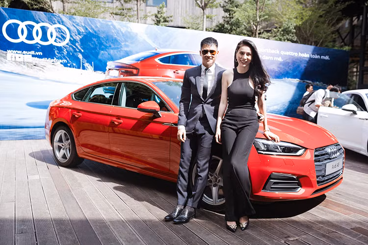 Được biết, trước đó vợ chồng Công Vinh và Thủy Tiên cũng đã từng mua chiếc Audi A5 Sportback, đồng thời trở thành đại sứ thương hiệu của dòng xe này hồi tháng 4/2012. Thời điểm đó, Audi A5 Sportback hoàn toàn mới có giá bán khởi điểm 2,3 tỷ đồng.