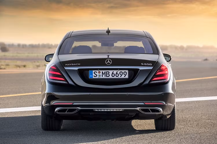 Một số công nghệ mới được Mercedes tiết lộ sẽ có mặt trên S-Class 2018 như Hệ thống hỗ trợ chuyển làn đường thích ứng, hỗ trợ duy trì làn đường thích ứng, hỗ trợ giới hạn tốc độ , hỗ trợ nhận diện biển báo đường, hỗ trợ giảm tốc độ thích ứng, hỗ trợ dừng khẩn cấp thích ứng, hỗ trợ phanh thích ứng, hỗ trợ đánh lái, Hệ thống phát hiện điểm mù công nghệ mới, hỗ trợ đỗ xe và đỗ xe từ xa, hệ thống giao tiếp Car-to-X...
