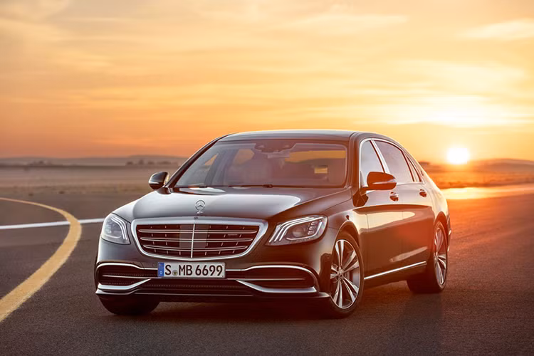 Ngoài ra, nhờ vào hệ thống phần mềm và phần cứng mới, loạt tính năng hỗ trợ lái tự động, đang xuất hiện trên Mercedes-Benz E-Class mới, cũng sẽ được hãng xe Đức đưa lên S-Class 2018. Mức giá mà Mercedes-Benz đưa ra cho S-Class phiên bản 2018 tại thị trường châu Âu dao động từ 88.447 - 160.293 Euro (khoảng 2,25 - 4,07 tỷ đồng).