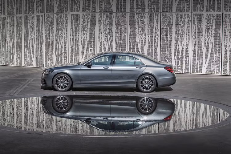 Thế hệ thứ 6 của chiếc S-Class với mã W222 đã có 3 năm "tuổi thọ", tức là đạt tới ngưỡng giữa của một chu kỳ xe thông thường hiện nay. Do đó, việc ra mắt phiên bản nâng cấp vào năm 2018 của chiếc sedan hạng sang cỡ lớn này là điều được dự đoán trước từ khá lâu, tuy nhiên cho đến nay nó mới chính thức lộ diện một cách đầy đủ nhất.