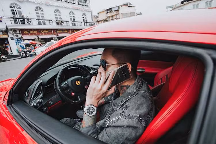 Chiếc siêu xe Ferrari của Tuấn Hưng mang tông màu ngoại thất đỏ rực rỡ. So với người "đàn anh" 458 của mình thì 488 GTB được thiết kế mạnh mẽ đầy ấn tượng hơn. Hai hốc gió cỡ lớn kết hợp cùng những đường gân mang đến sự táo bạo cũng như xen kẽ các chi tiết mềm mại khác.