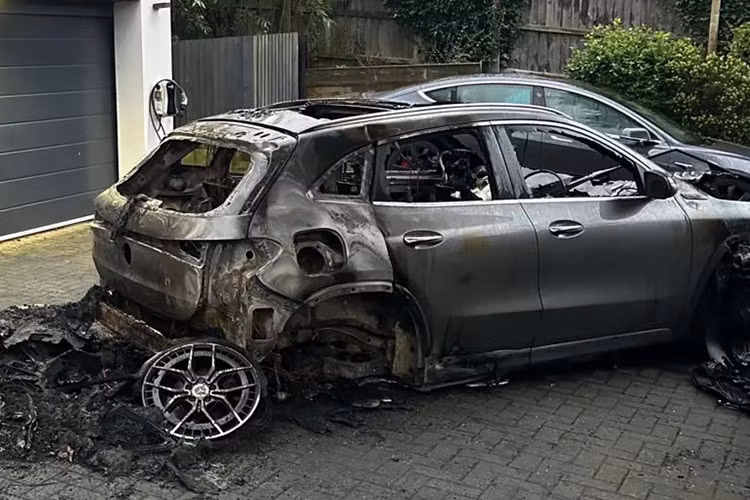 Xe dien Mercedes-Benz EQA bat ngo tu boc chay khi dang dung do-Hinh-3