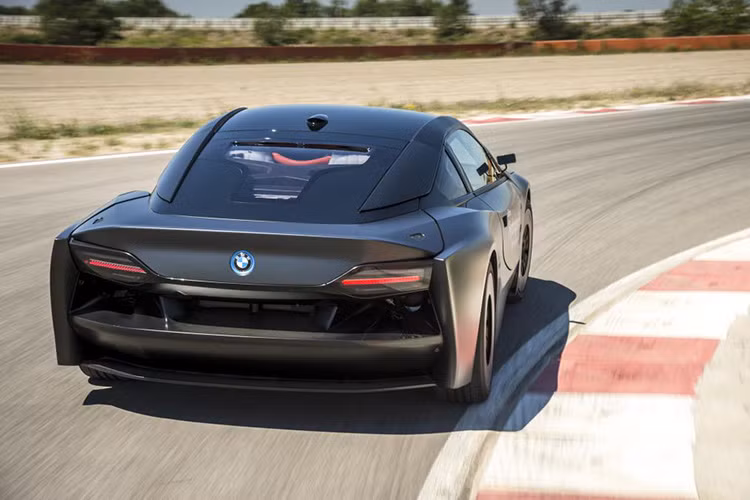 Mặt sau của xe công bằng mà nói là chưa đẹp mặc dù trông dữ dằn, mang đậm âm hưởng của ngành công nghiệp nặng nước Đức. Với những ai là fan của Batman thì BMW i8 Hydrogen trông một chiếc Batmobile.