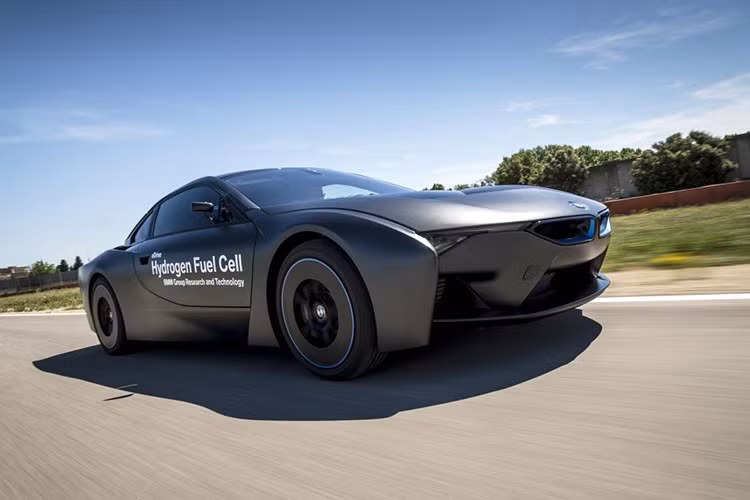 So với i8 hiện tại, i8 Hydrogen có ngoại hình “ngầu” hơn nhiều. Những đường nét mềm mại nay đã trở nên vuông vức hơn, dễ nhận thấy ở mặt trước xe tại các chi tiết như hốc gió, cản trước, đèn pha,…