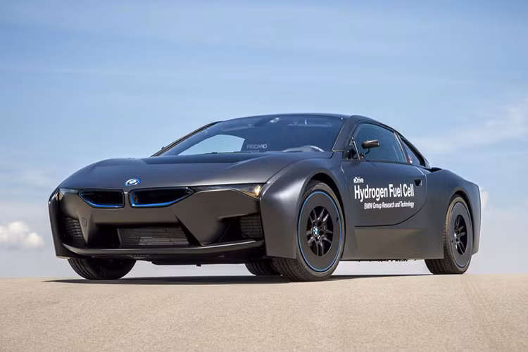 Điều đáng ngạc nhiên là BMW i8 Hydrogen đã được nghiên cứu từ năm 2012 và nó không sử dụng chung động cơ ba xi-lanh của i8 hybrid.