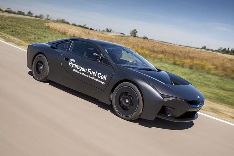 Vòm bánh xe trên BMW i8 Hydrogen được làm lớn hơn, hai bên sườn xe nay đã thẳng tắp chứ không có cửa hút khí. Bộ la-zăng cũng được làm khá kì dị tuy nhiên không bắt mắt.