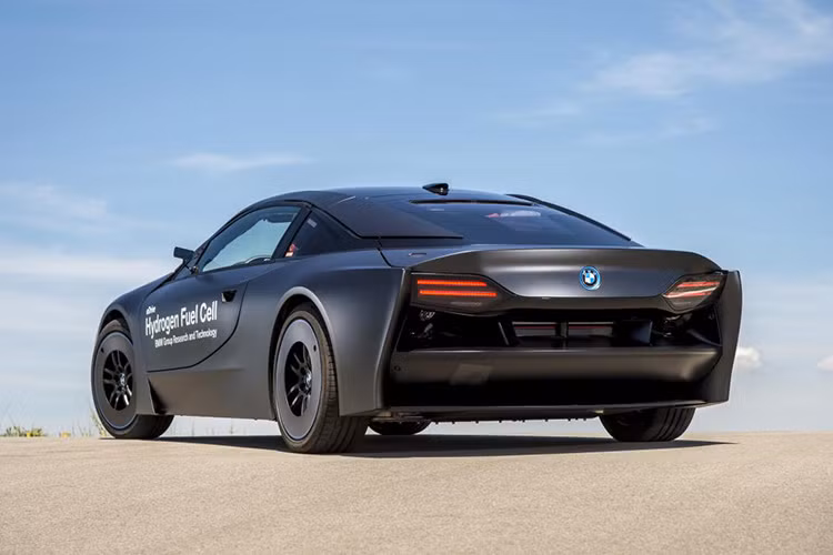 Động cơ điện phía sau của BMW i8 Hydrogen dự kiến cho sức mạnh 242 mã lực. Thứ nhiên liệu thần kỳ này sẽ giúp i8 Hydrogen trở thành chiếc xe sạch nhất khi nó chỉ thải ra toàn hơi nước.