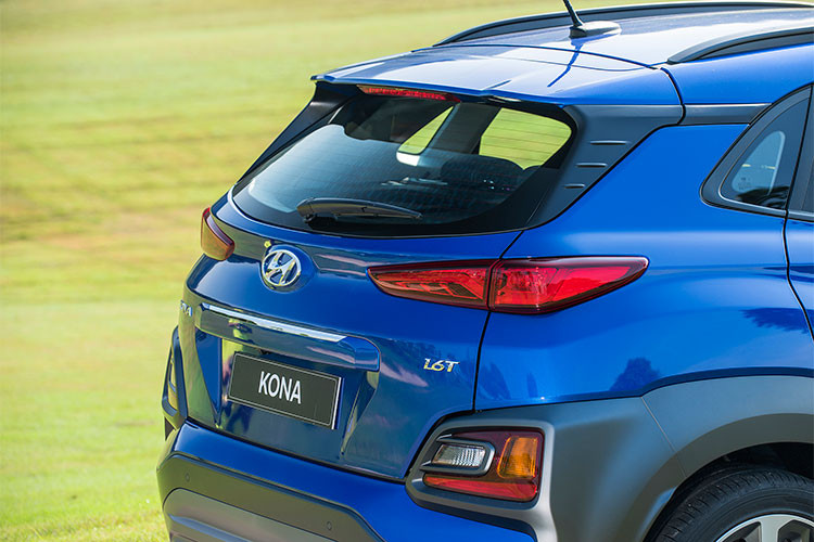 Cụm đèn hậu của xe cũng được hãng xe Hàn Quốc sắp xếp độc đáo. Các chi tiết như đèn phanh, đèn báo rẽ và đèn lùi... cũng mang thiết kế riêng biệt và được đặt bao quanh với lớp vỏ bảo vệ bắt đầu từ cột C. Cản sau của xe với màu bạc cá tính giúp tăng vẻ nổi bật cho Hyundai Kona 2018.