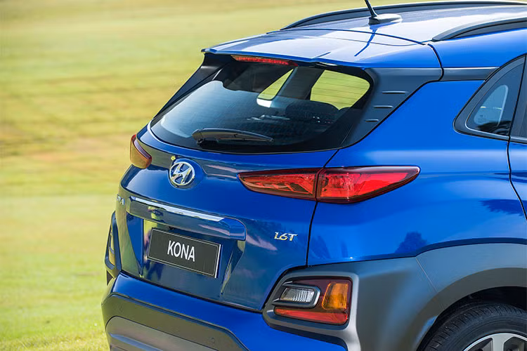 Cụm đèn hậu của xe cũng được hãng xe Hàn Quốc sắp xếp độc đáo. Các chi tiết như đèn phanh, đèn báo rẽ và đèn lùi... cũng mang thiết kế riêng biệt và được đặt bao quanh với lớp vỏ bảo vệ bắt đầu từ cột C. Cản sau của xe với màu bạc cá tính giúp tăng vẻ nổi bật cho Hyundai Kona 2018.