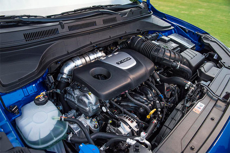 Kona mới được giới thiệu tại Việt Nam với 2 phiên bản động cơ, hộp số. Động cơ Atkinson MPI 2.0L cho công suất tối đa 149 mã lực tại 6.200 vòng/phút, Momen xoắn cực đại 180 Nm tại 4.500 vòng/phút. Đây là động cơ thế hệ mới áp dụng chu trình Atkinson đem đến hiệu suất tiêu thụ nhiên liệu tốt nhất. Phiên bản này đi kèm hộp số tự động 6 cấp.