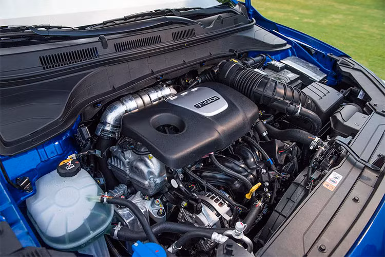 Kona mới được giới thiệu tại Việt Nam với 2 phiên bản động cơ, hộp số. Động cơ Atkinson MPI 2.0L cho công suất tối đa 149 mã lực tại 6.200 vòng/phút, Momen xoắn cực đại 180 Nm tại 4.500 vòng/phút. Đây là động cơ thế hệ mới áp dụng chu trình Atkinson đem đến hiệu suất tiêu thụ nhiên liệu tốt nhất. Phiên bản này đi kèm hộp số tự động 6 cấp.