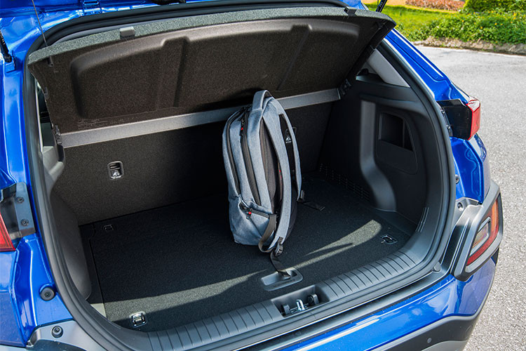 Ngoài ra, xe cũng được trang bị điều hòa tự động tích hợp khử Ion, cửa sổ trời, đèn tự động, gạt mưa tự động, khởi động nút bấm Start/Stop Engine, gương chiếu hậu chống chói ECM, cửa sổ chống kẹt, khóa cửa tự động theo tốc độ. Đặc biệt, Kona là chiếc xe duy nhất trong phân khúc ở Việt Nam hiện tại được trang bị sạc không dây chuẩn Qi.