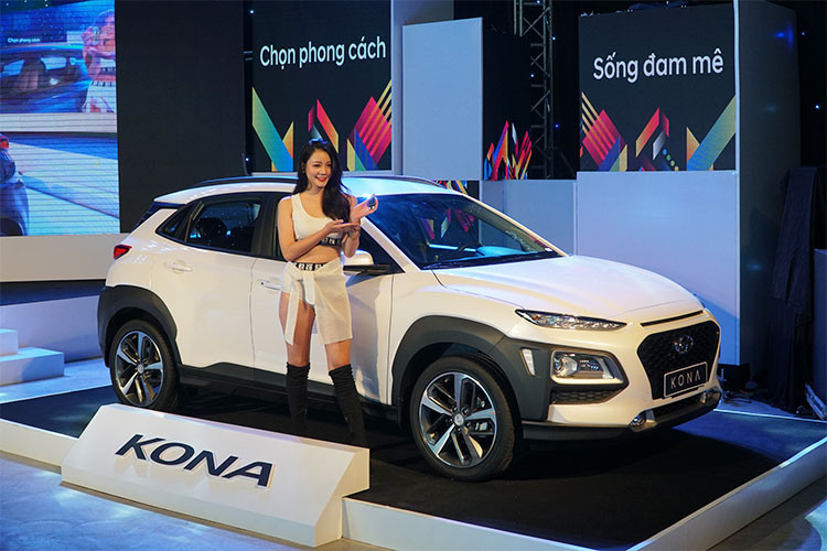 Hyundai Kona sở hữu thiết kế tiên phong, độc đáo, trở thành niềm cảm hứng, một hướng đi mới cho thế hệ SUV tiếp theo của Hyundai. Xe sở hữu kích thước Dài x Rộng x Cao lần lượt là 4.165 x 1.800 x 1.565 (mm), chiều dài cơ sở 2.600mm. Kona có góc tiếp trước 17º và góc thoát sau đạt 29º, đảm bảo khả năng vượt qua những địa hình khó khăn.