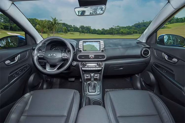 Thiết kế độc đáo của Kona được tiếp tục ở phần nội thất. Đó là các đường gân mạnh mẽ tạo thành kết cấu khung vòm liền mạch cho khoang lái. Nguyên lý thiết kế nội thất HMI (Human Machine Interface) được áp dụng triệt để với nhiều cải tiến mới giúp Kona sở hữu không gian nội thất đẳng cấp, tiện nghi nhưng vẫn thân thiện dễ sử dụng nhất trong phân khúc.