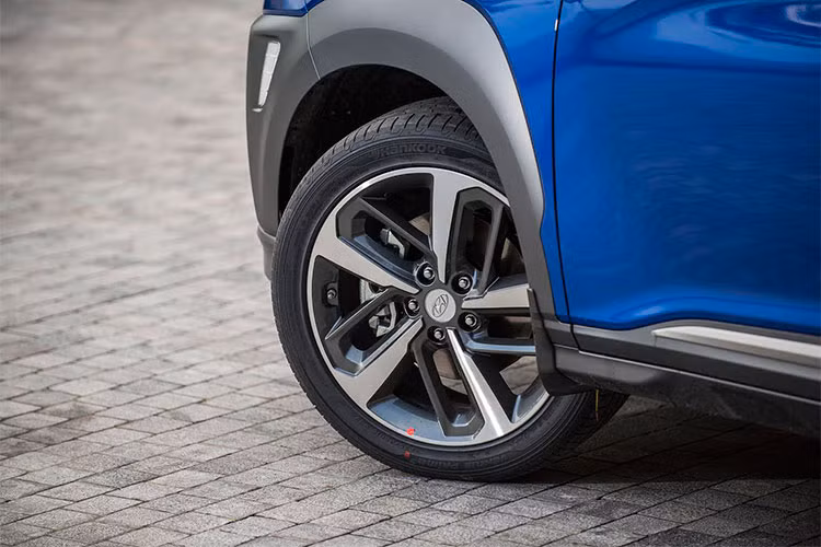 Chiếc miniSUV mới này cũng áp dụng ngôn ngữ thiết kế mới của Hyundai với lưới tản nhiệt thác nước Cascading Grill, mang lại vẻ ngoài mạnh mẽ cho mặt trước. Lazang xe là loại 18 inch Diamond Cut. Các tấm ốp đen bao quanh 4 hốc bánh xe giúp tăng thêm vẻ mạnh mẽ cho Kona.