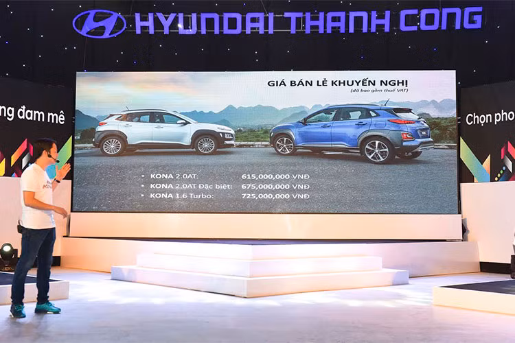 Tại thị trường Việt Nam, mẫu xe này vừa được Hyundai Thành Công chính thức giới thiệu ra thị trường với 3 phiên bản động cơ, trang bị gồm; phiên bản 2.0 AT, 2.0 AT đặc biệt và 1.6 Turbo, giá bán Hyundai Kona mới lần lượt là 615 triệu đồng, 675 triệu đồng và 725 triệu đồng.