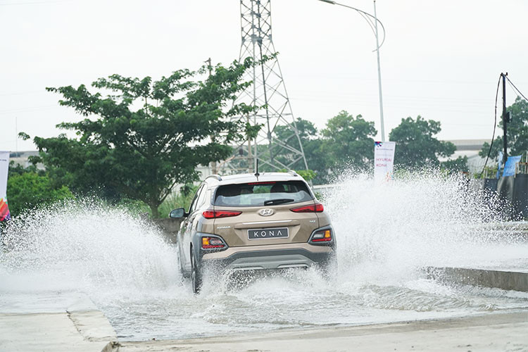 Hệ thống Drive Mode của xe can thiệp vào tốc độ chuyển số, độ nặng nhẹ vô lăng, độ nhạy chân ga... đáp ứng từ nhu cầu nhẹ nhàng êm mái ở chế độ Eco hay thể thao, uy lực tại chế độ Sport. Xe có góc tiếp trước 17º và góc thoát sau đạt 29º, đảm bảo khả năng vượt qua những địa hình khó.