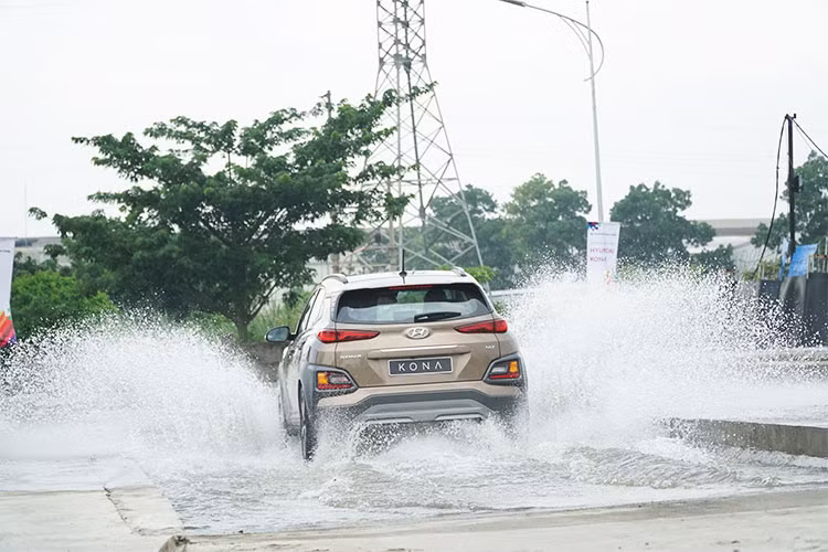 Hệ thống Drive Mode của xe can thiệp vào tốc độ chuyển số, độ nặng nhẹ vô lăng, độ nhạy chân ga... đáp ứng từ nhu cầu nhẹ nhàng êm mái ở chế độ Eco hay thể thao, uy lực tại chế độ Sport. Xe có góc tiếp trước 17º và góc thoát sau đạt 29º, đảm bảo khả năng vượt qua những địa hình khó.