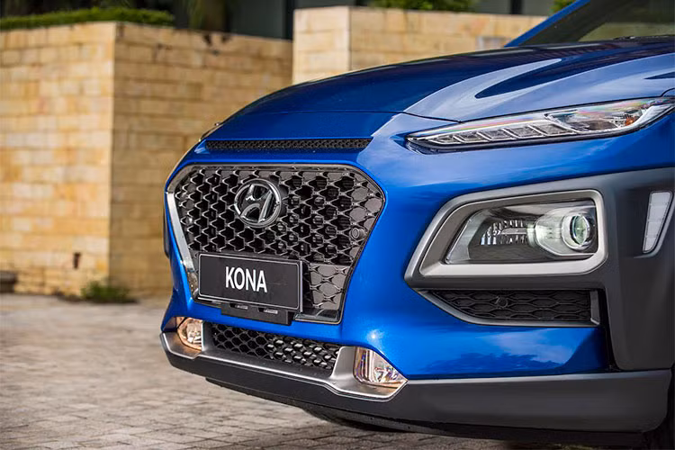 Điểm nhấn của mẫu xe Hyundai Kona mới nằm ở phần đầu xe với cụm đèn chiếu sáng được thiết kế theo một phong cách mới. Đèn định vị ban ngày DRL cùng đèn báo rẽ được dời lên trên, tách biệt với cụm đèn chiếu sáng áp dụng công nghệ Bi-LED cho cả 2 chế độ pha-cos đặt ở dưới.