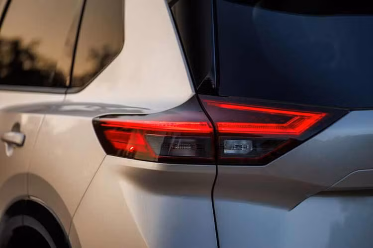 Ở khu vực bên sườn, Nissan X-Trail 2024 gần như không thay đổi, trừ vành la-zăng. Đằng sau xe xuất hiện cụm đèn hậu LED với thiết kế tổng thể không có gì mới. Tuy nhiên, hãng Nissan đã bổ sung tạo hình mới bên trong đèn hậu, tạo cảm giác hiện đại hơn.