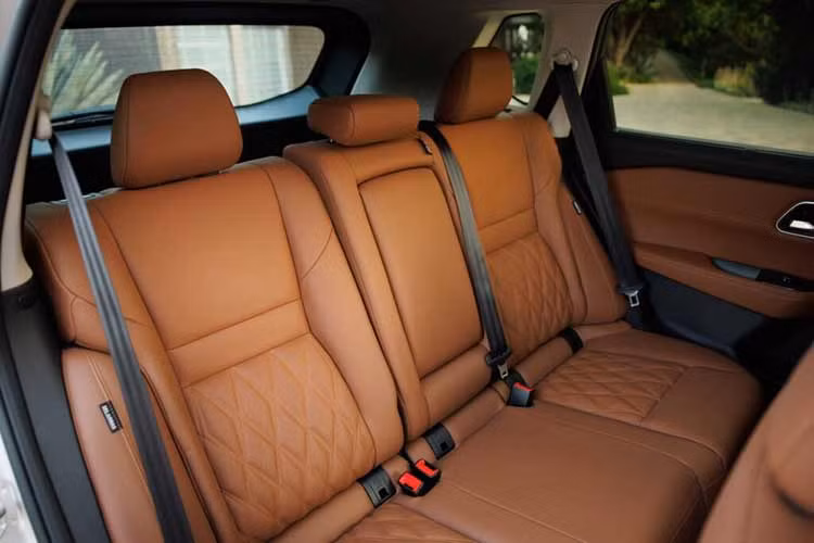 Ngoài ra, các bản cao cấp của xe còn có hỗ trợ Android Auto/Apple CarPlay không dây, sạc điện thoại không dây và 4 cổng USB Type C. Ở bản Platinum, xe có thêm nội thất bọc da màu nâu đậm Chestun mới. Không chỉ trang bị tiện nghi mà tính năng an toàn của Nissan X-Trail 2024 ở thị trường Mỹ cũng được cải thiện.