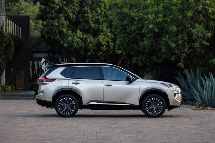 Đúng như hình ảnh rò rỉ, mẫu xe SUV Nissan X-Trail 2024 dành cho thị trường Mỹ chỉ được điều chỉnh nhẹ ở thiết kế ngoại thất. Cụ thể, mẫu SUV cỡ C này được bổ sung lưới tản nhiệt có kích thước lớn hơn và đi kèm những nan nằm ngang dày dặn. Đây là thiết kế đã được áp dụng cho một số mẫu xe đời mới của Nissan như Almera và Altima.