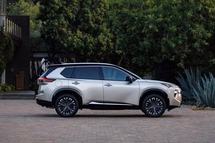 Đúng như hình ảnh rò rỉ, mẫu xe SUV Nissan X-Trail 2024 dành cho thị trường Mỹ chỉ được điều chỉnh nhẹ ở thiết kế ngoại thất. Cụ thể, mẫu SUV cỡ C này được bổ sung lưới tản nhiệt có kích thước lớn hơn và đi kèm những nan nằm ngang dày dặn. Đây là thiết kế đã được áp dụng cho một số mẫu xe đời mới của Nissan như Almera và Altima.