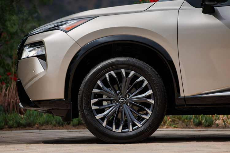 Riêng phiên bản Platinum cao cấp nhất ở thị trường Mỹ sẽ có thêm những điểm nhấn màu đen bóng như chắn bùn, cánh lướt gió bên sườn và cản trước/sau cùng bộ vành hợp kim 19 inch với thiết kế đa chấu, phay xước 2 màu. Xe có các màu sơn ngoại thất mới như trắng Everest White Pearl, xanh dương Deep Ocean Blue Pearl và nâu Baja Storm.