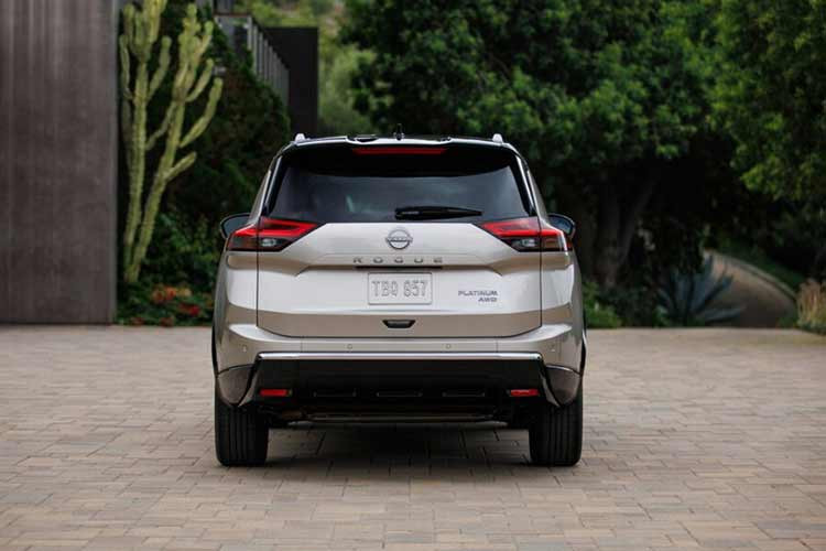 Khối động cơ của Nissan X-Trail 2024 ở thị trường Mỹ kết hợp với hộp số biến thiên vô cấp Xtronic CVT và hệ dẫn động cầu trước hoặc 4 bánh, tùy phiên bản. Đây sẽ là đối thủ của Mitsubishi Outlander cùng Honda CR-V hay Mazda CX-5.