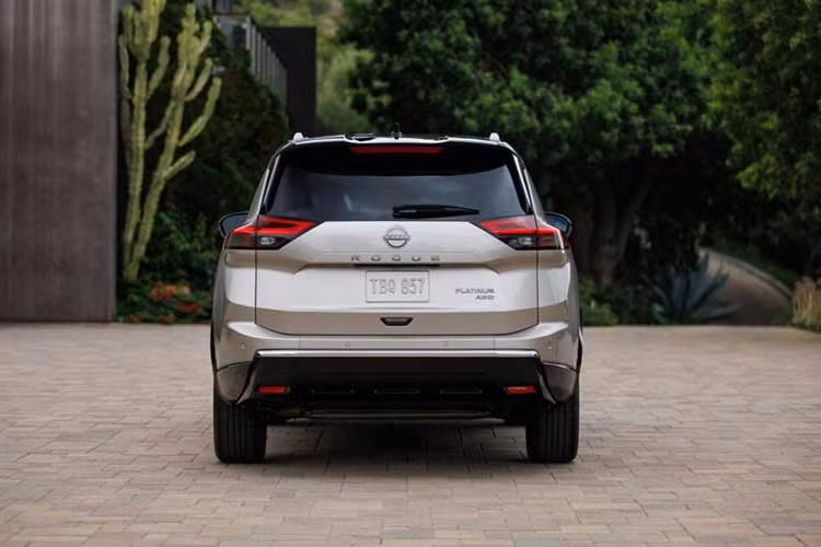 Khối động cơ của Nissan X-Trail 2024 ở thị trường Mỹ kết hợp với hộp số biến thiên vô cấp Xtronic CVT và hệ dẫn động cầu trước hoặc 4 bánh, tùy phiên bản. Đây sẽ là đối thủ của Mitsubishi Outlander cùng Honda CR-V hay Mazda CX-5.