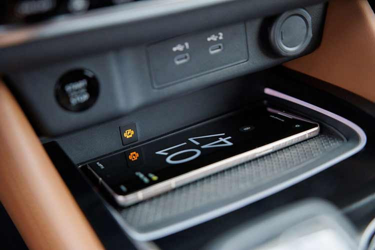 Tính năng Google Built-in sẽ được trang bị tiêu chuẩn trên bản SL và Platinum của xe. Tính năng này đi với màn hình cảm ứng trung tâm và bảng đồng hồ kỹ thuật số đều có kích thước 12,3 inch mới. Trong khi đó, các bản thấp hơn như S và SV chỉ dùng màn hình cảm ứng trung tâm 8 inch, hỗ trợ Android Auto/Apple CarPlay có dây.