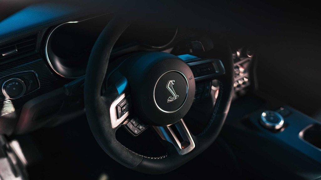 Gói Technology Package giá 3.000 USD sẽ đi kèm các công nghệ bổ sung như cảnh báo điểm mù, gương chỉnh điện có thể ghi nhớ vị trí, ghế lái chỉnh điện và đèn chiếu xuống mặt đất logo của Shelby.