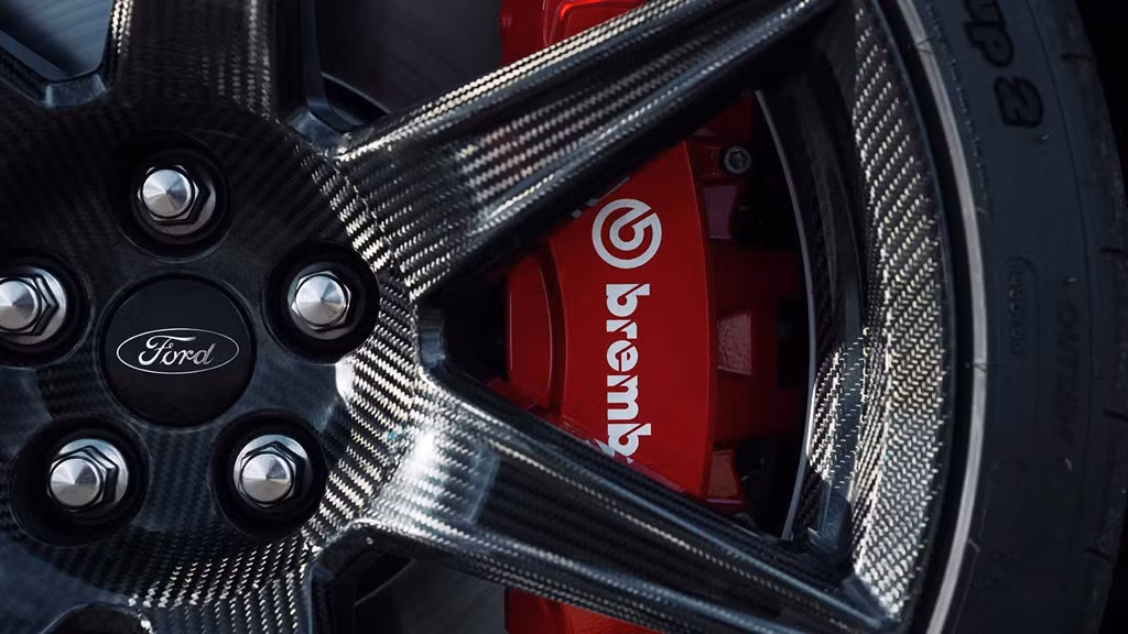 Những tùy chọn thêm đắt giá là đặc sản không thể thiếu của những mẫu xe đắt tiền như Mustang Shelby GT500. Gói Carbon Fiber Track Package giá 18.000 USD sẽ trang bị thêm cho xe bộ vành carbon 20 inch, cánh gió sau có thể điều chỉnh. 