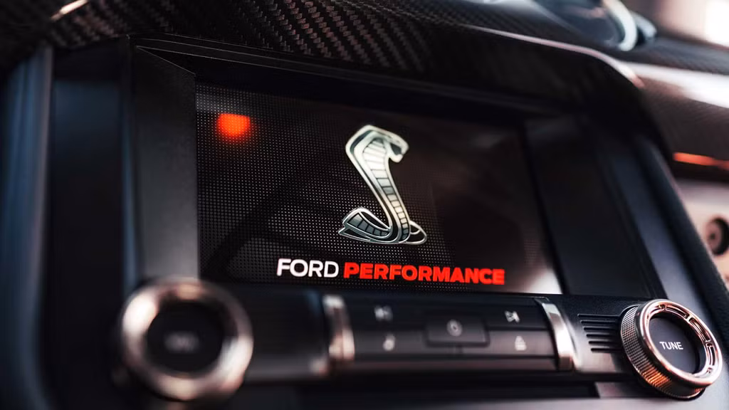 Ngoài ra, "ngựa hoang" còn sở hữu bảng đồng hồ kỹ thuật số 12 inch, hệ thống âm thanh cao cấp 12 loa của B&amp;O, màn hình thông tin giải trí 8 inch hỗ trợ cảm ứng, ứng dụng FordPass Connect và radio Sirius XM.