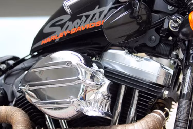 Bình xăng nguyên bản vẫn mang thiết kế và logo sportser của Harley, bên cạnh cụm máy Vtwin được độ thêm lọc gió mới mạ crom sáng bóng.