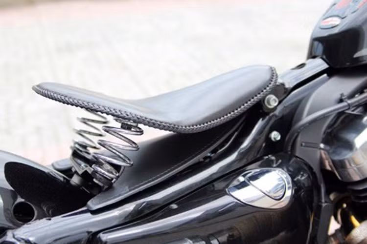 Yên xe solo cũng được thay mới bằng yên lò xo cá tính, độc đáo.