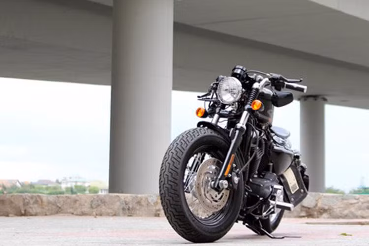 Dàn đầu xe gần như giữ nguyên thiết kế của chính hãng với thụt trước ngắn, vành nan, đèn pha cùng cặp xi nhan trước... thay đổi duy nhất ở dàn chân trước có thể dễ dàng nhận thấy là bánh lớn.