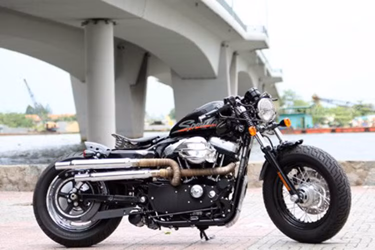 Chiếc Harley-Davidson 48 mang phong cách thể thao không có quá nhiều thay đổi, nó được chủ xe độ theo phong cách bobber cổ điển nhưng không có thay đổi về kết cấu mà chỉ là lắp thêm một số phụ kiện.