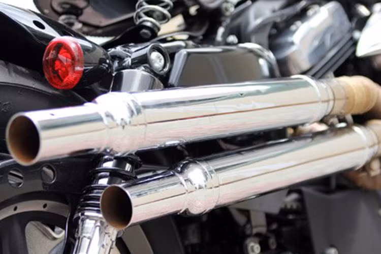 Cặp ống xả mới được thửa riêng bọc vải chống nóng kéo lên gần sát yên xe. Cặp ống xả này cho âm thanh uy lực và cũng thoát hơn so với ống xả nguyên bản.